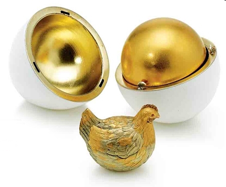 Первое яйцо, изготовленное Фаберже по заказу императора Александра III. Источник: Wikipedia