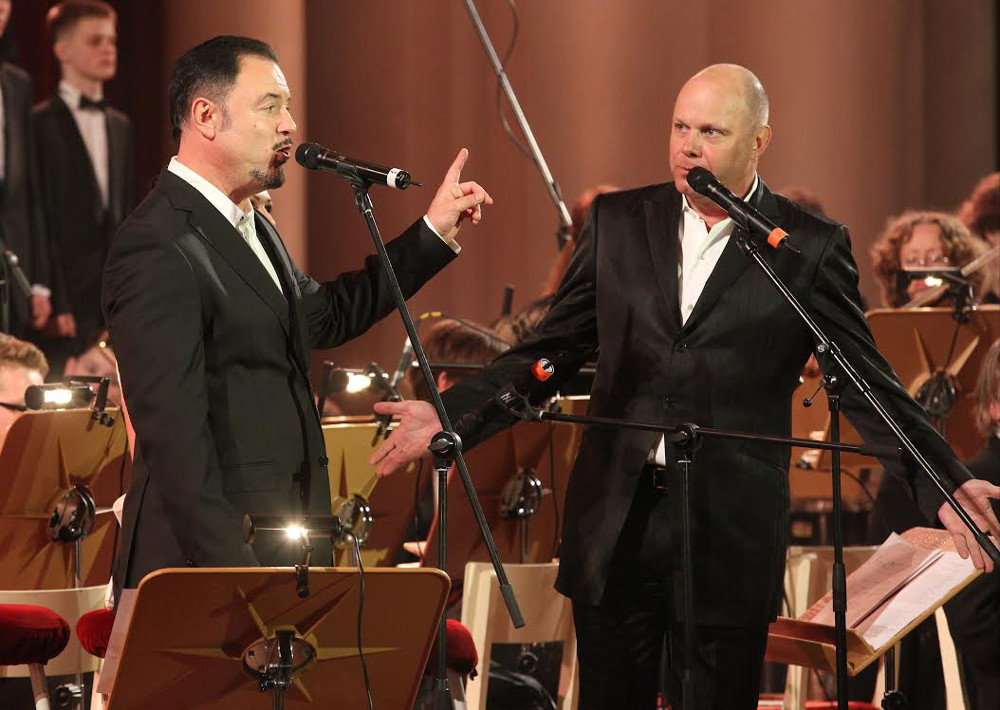 Максим Леонидов и Алексей Кортнев во время концерта 