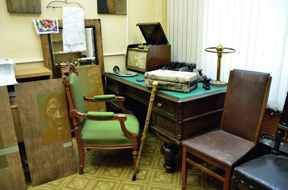 Мемориальный кабинет философа Якова Друскина, друга Хармса. Среди вещей – чемоданчик  Хармса.