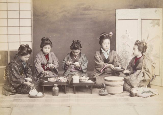 Японские девушки за обедом. Неизвестный автор. 1890-е