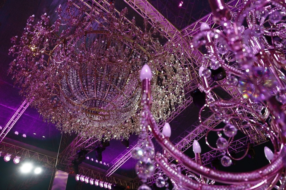Центральный элемент сценической конструкции - декоративная люстра - была поднята над сценой на Дворцовой площади в ночь с 25 на 26 мая
