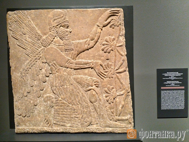 Настенный рельеф с изображением крылатой фигуры перед священным деревом. 875-860 годы до нашей эры