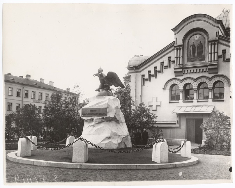 Памятник Саперному батальону на Кирочной улице, Фотоателье К. К. Буллы, 1899, Фотография 23,1х29,1