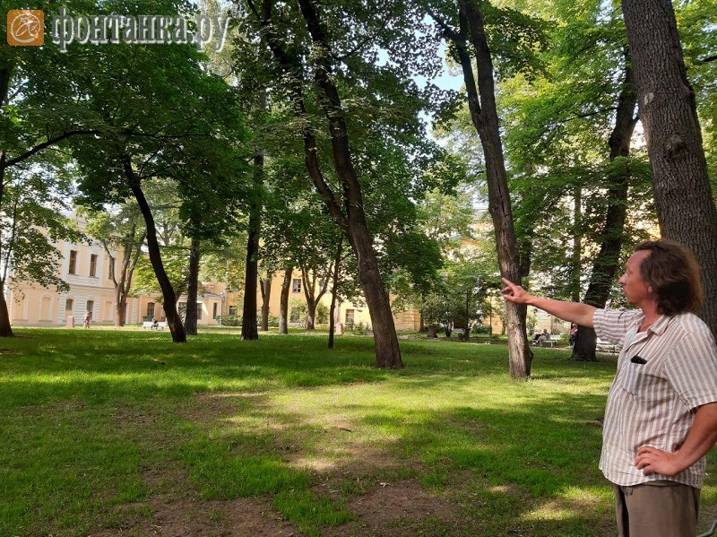 Режиссер Юрий Озерский (Музей Анны Ахматовой) показывает газон, из-за которого разгорелся спор