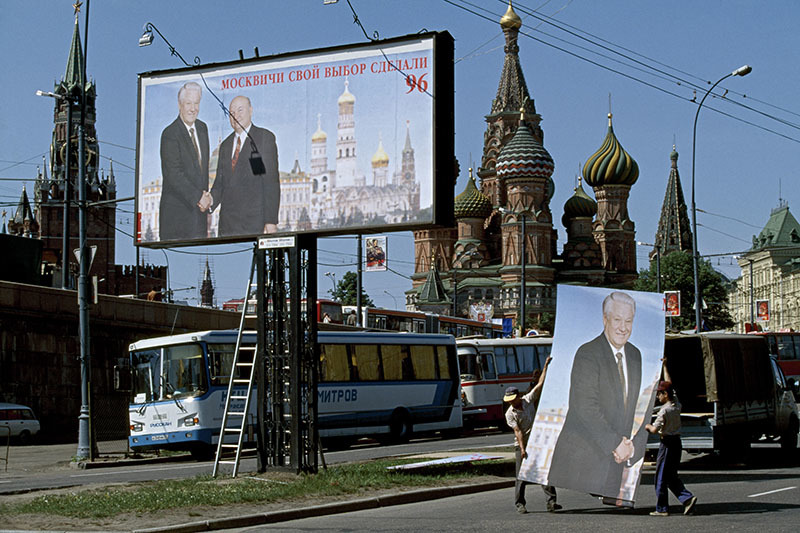 Рабочие вешают предвыборные плакаты с изображением Бориса Ельцина напротив Красной площади. Москва, Россия, 1996