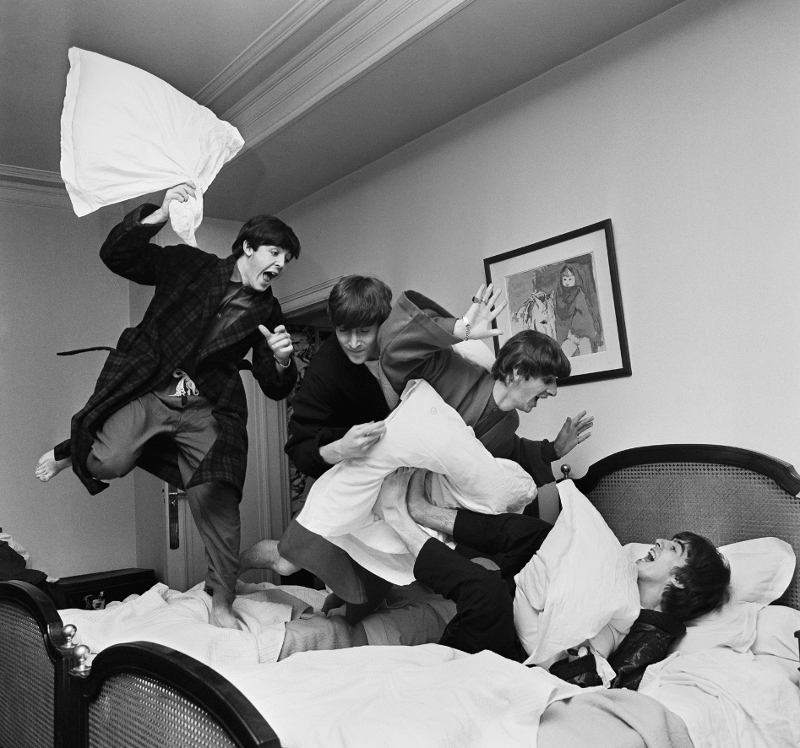 Гарри Бенсон “Битва подушками”. 3 часа ночи. Отель George V. Париж 1964